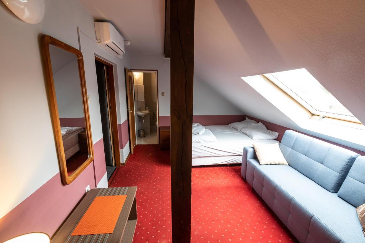 Hotel Podkowa Wrocław Exteriör bild
